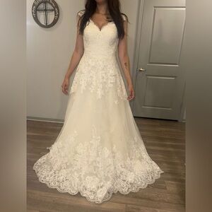 Elegant Lace Ivory Dress size 2